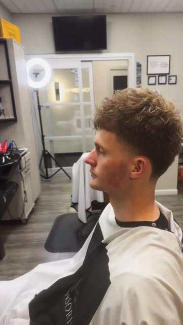 Fresh men’s haircut at Tonsorium