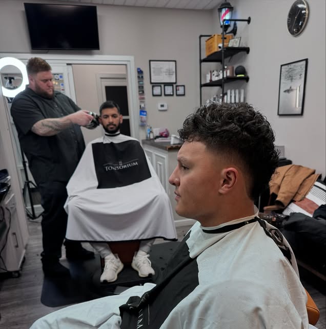 Barber at work in the Tonsorium studio